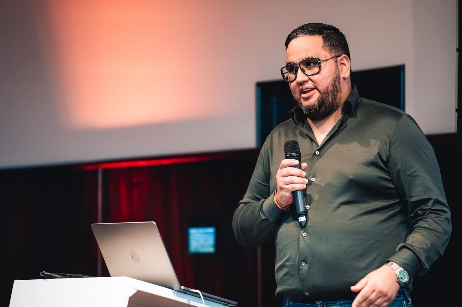 Zakaria Amlal spreekt op een podium
