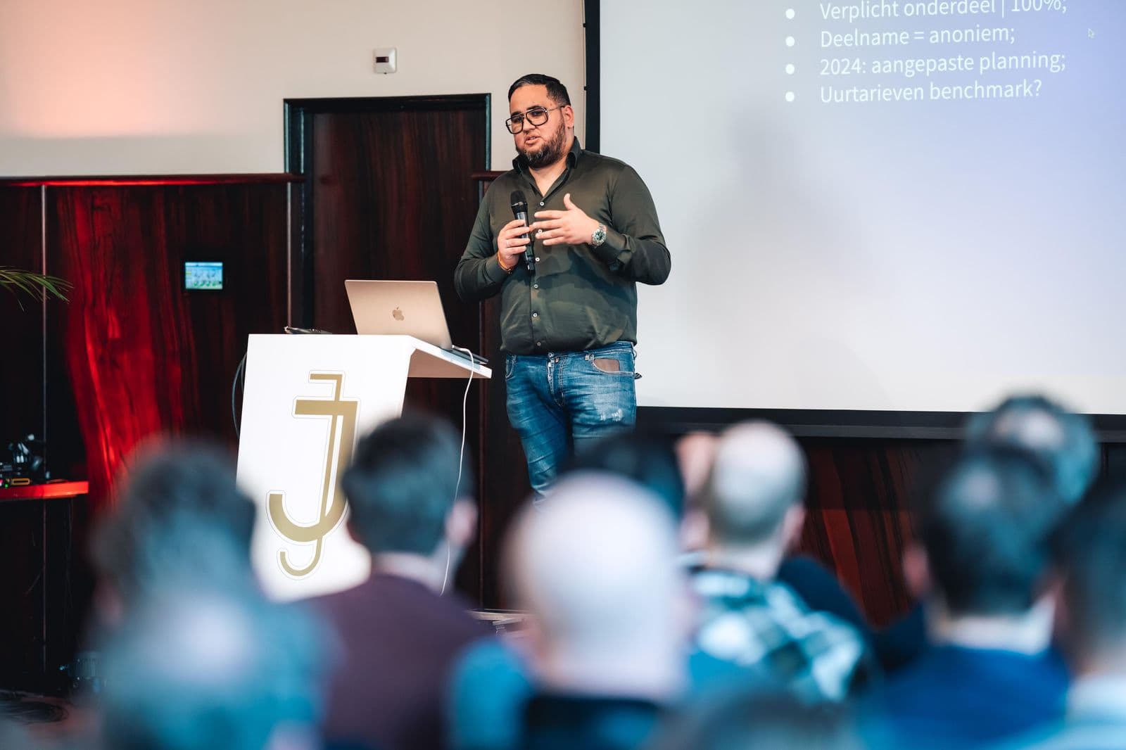 Zakaria Amlal voor een zaal